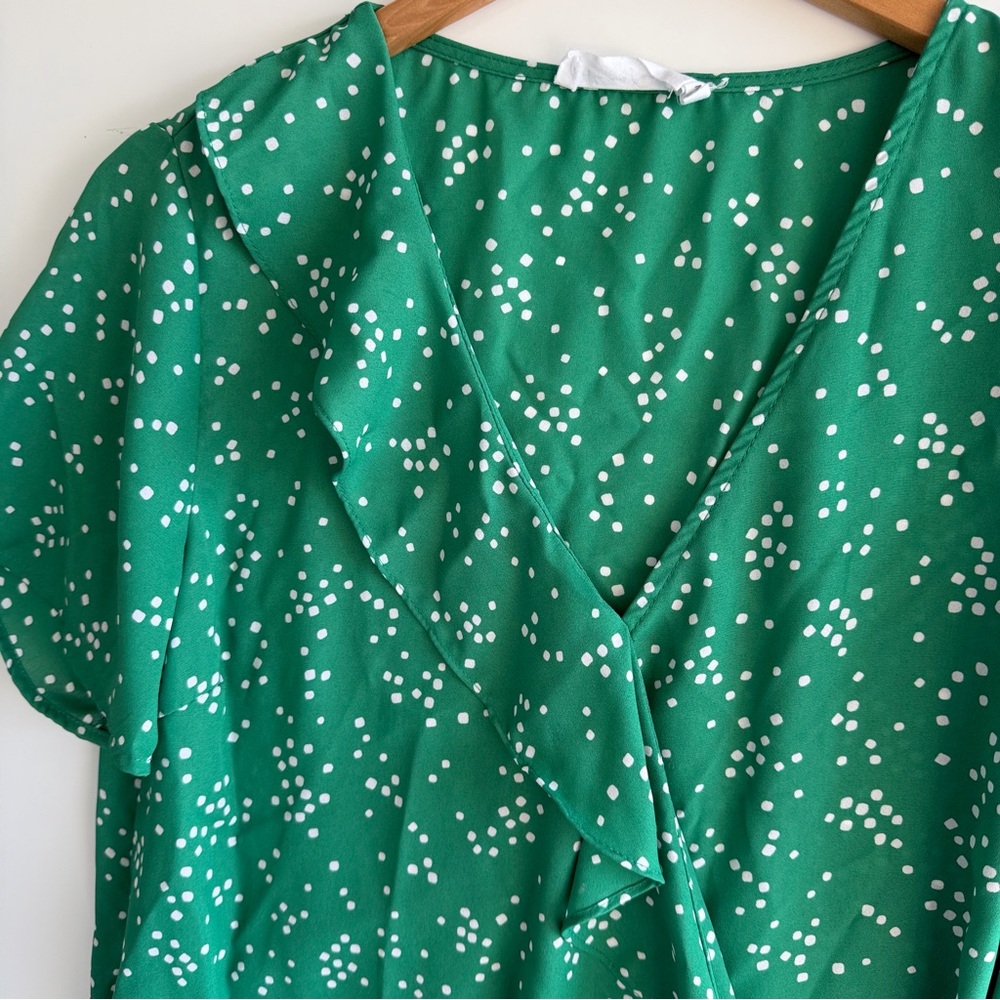 All in Favor Polka Dot Ruffle Wrap Top Size Medium M Green White Short Sleeve - Picture 8 of 12